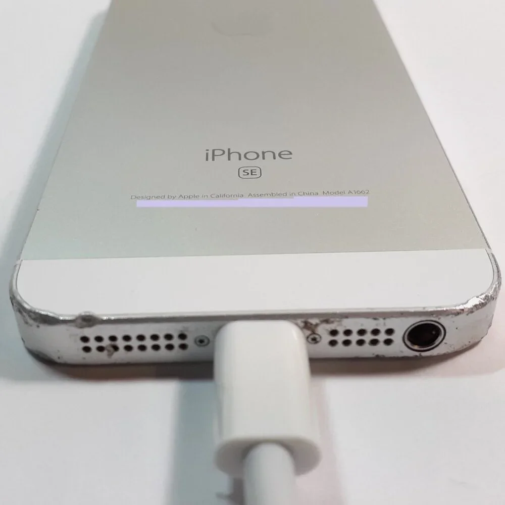 Apple iPhone SE 1st Generation (A1662 [WHITE-SILVER)-(Selling For parts only)
